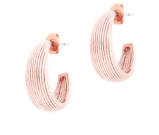 TC HOOP SHELL EARRINGS ROSE GOLD